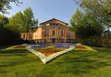 Im Richard-Wagner-Festspielhaus auf dem Grünen Hügel finden die jährlichen Bayreuther Festspiele statt.