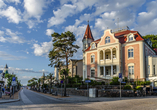Prachtvolle Gebäude säumen sich an der neuen Strandstraße in Zinnowitz.