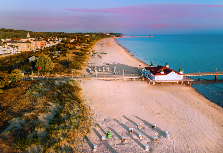 Der Ahlbecker Strand mit seiner Seebrücke und der zauberhaften Promenade verzaubert jeden Urlauber.