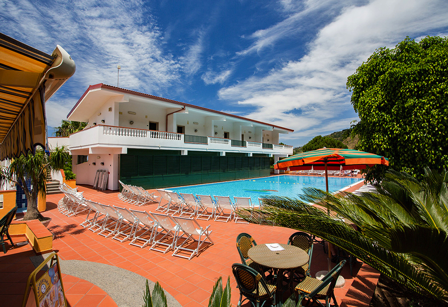 Genießen Sie entspannende Momente am Pool Ihres Hotels.