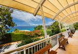 Terrasse vom Hotel Santa Lucia mit einer traumhaft schönen Aussicht auf das Meer