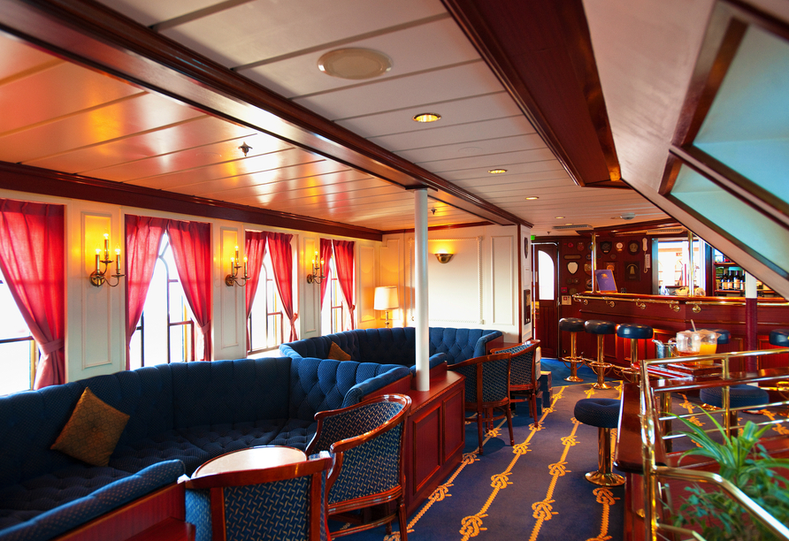 In der Lounge an Bord können Sie entspannte Stunden verbringen.