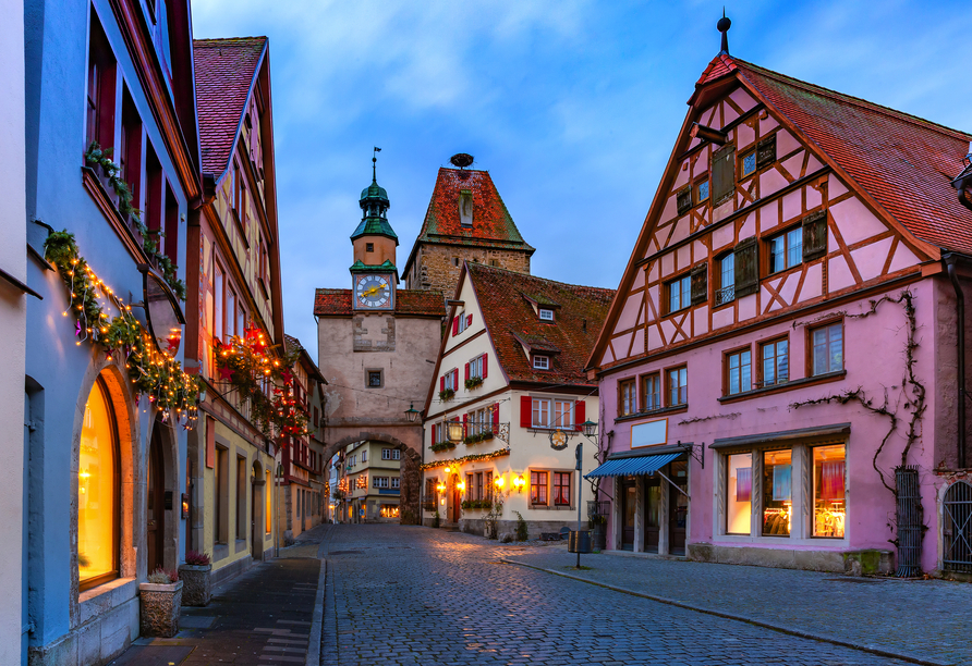 Wenn Sie zur Adventszeit zu Gast sind, sollten Sie unbedingt den Weihnachtsmarkt in Rothenburg ob der Tauber besuchen.