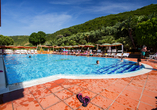 Entspannen Sie zwischen Palmen und Olivenbäumen am Pool vom Hotel Santa Lucia.