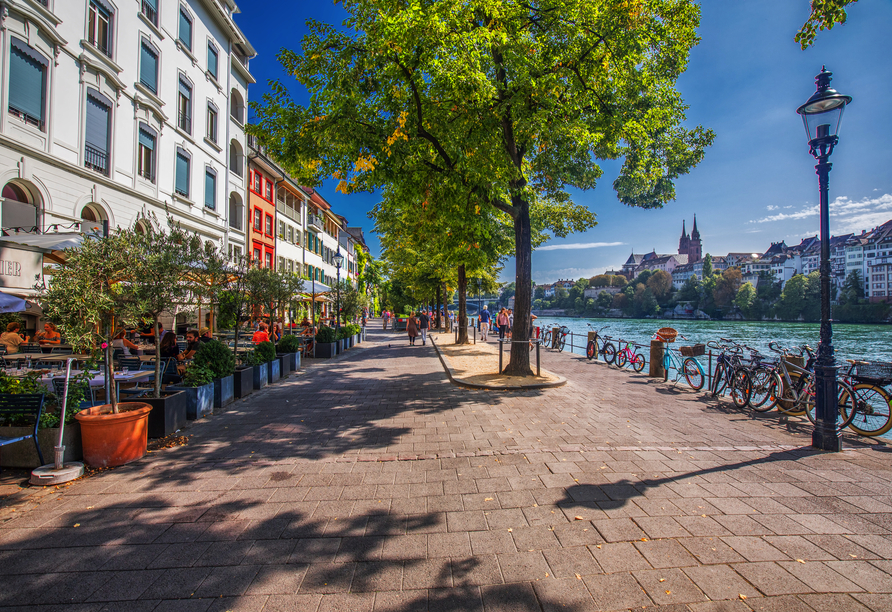 Flanieren Sie in Basel entlang des schönen Rheinufers. 