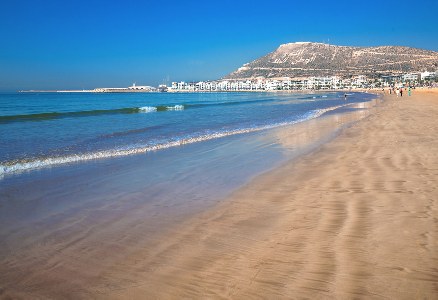 Lassen Sie den Blick über den endlosen Atlantik schweifen und genießen Sie entspannte Stunden am feinsandigen Strand von Agadir.