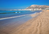 Lassen Sie den Blick über den endlosen Atlantik schweifen und genießen Sie entspannte Stunden am feinsandigen Strand von Agadir.