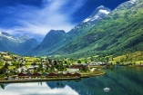 Besuchen Sie die idyllische Ortschaft Olden am östlichen Ende des Innvikfjords.
