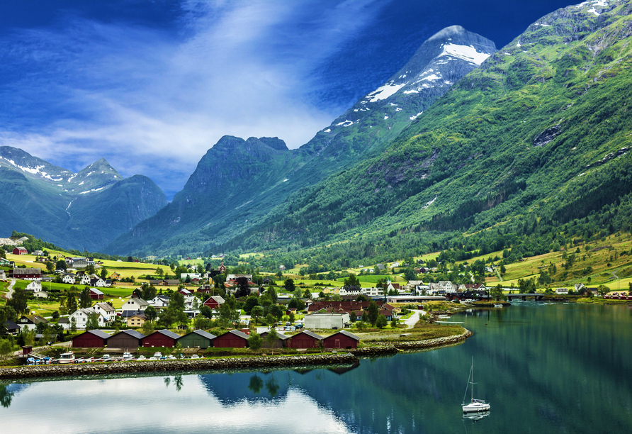 Besuchen Sie die idyllische Ortschaft Olden am östlichen Ende des Innvikfjords.