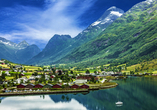 Besuchen Sie die idyllische Ortschaft Olden am östlichen Ende des Innvikfjords.
