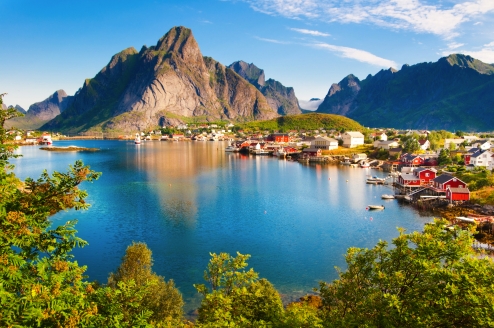 Imposante Berggipfel, rote Fischerhäuser und eine herrliche Natur: Das zeichnet die Inselgruppe der Lofoten aus!