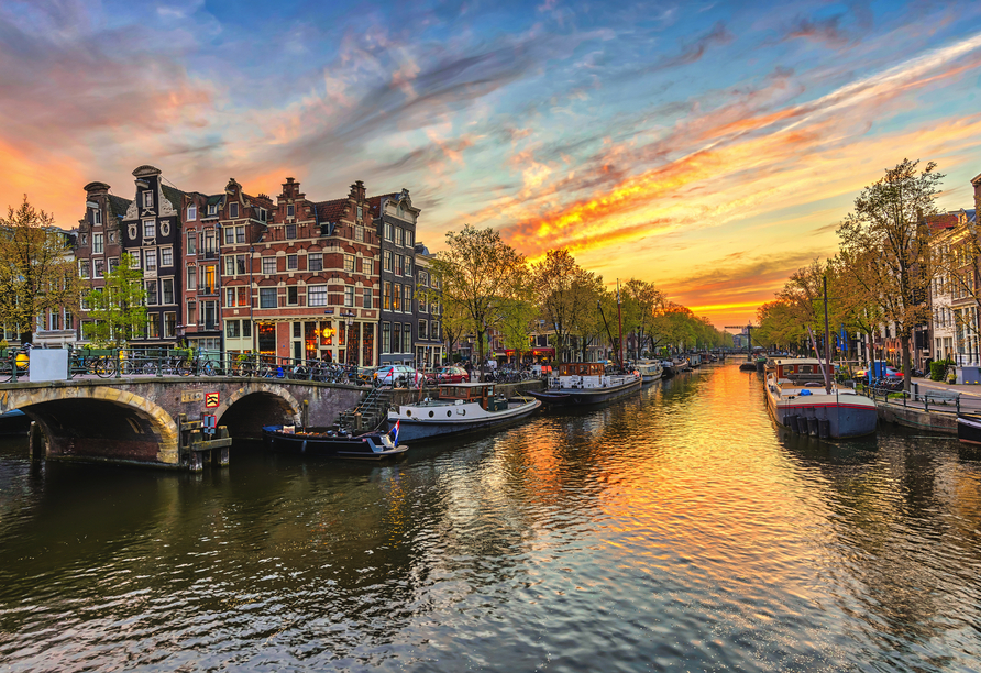 Genießen Sie Amsterdam in der Abenddämmerung.