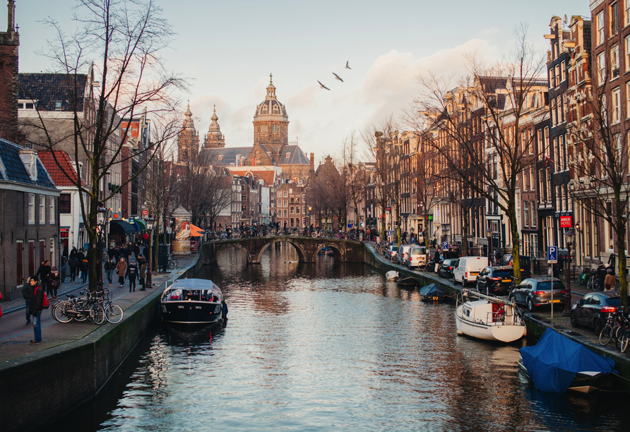 Viele Kanäle führen Sie durch Amsterdam.