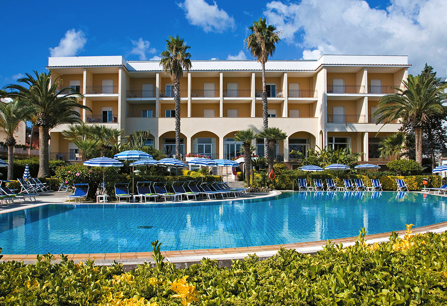 Genießen Sie die wohltuenden Sonnenstrahlen am Außenpool des Hotel Terme Alexander.