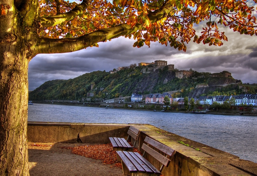 Blick über den Rhein in Koblenz zur Festung Ehrenbreitstein.