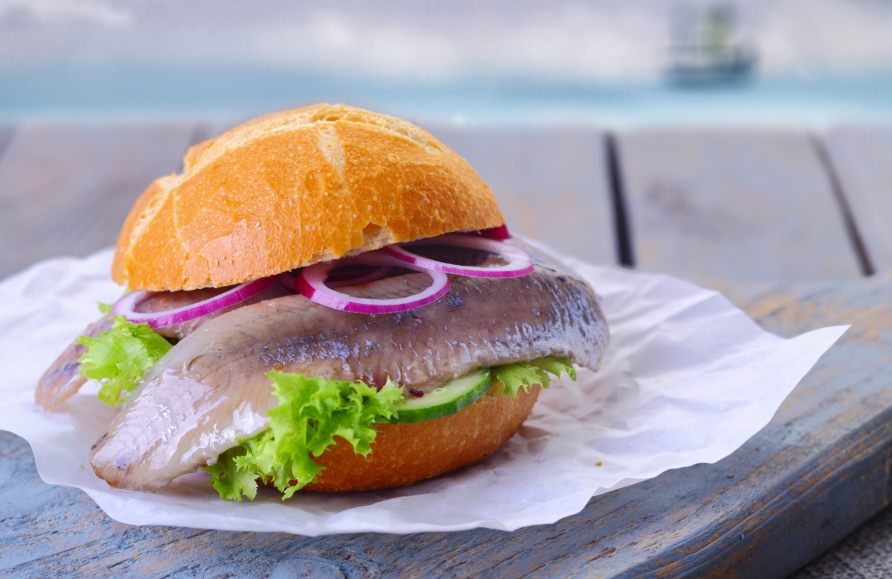 Lassen Sie sich ein Fischbrötchen schmecken.