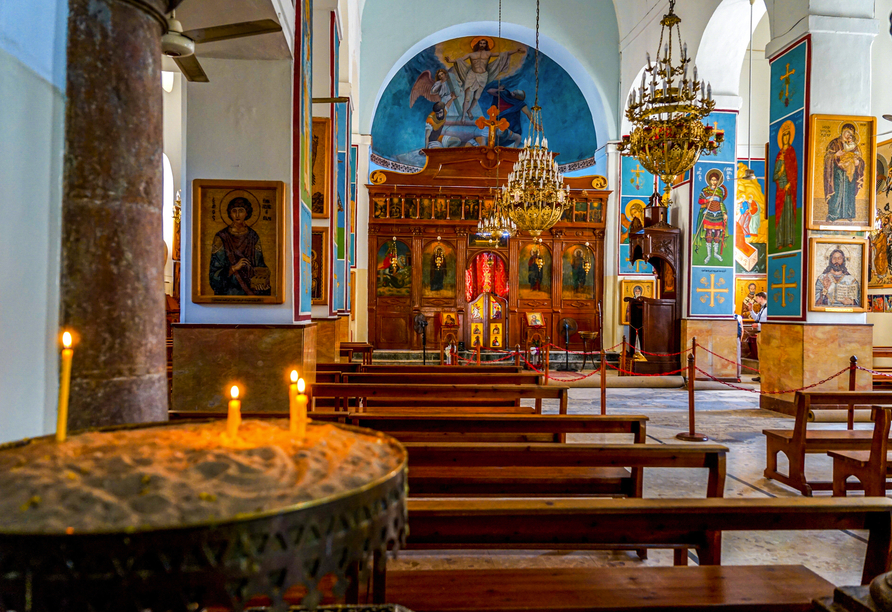 Das Innere der St.-Georgs-Kirche in Madaba ist sehr beeindruckend.