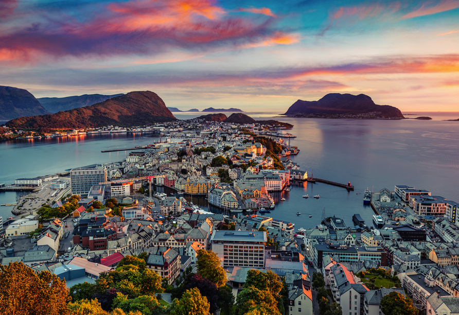 Erkunden Sie die malerische Küstenstadt Ålesund.