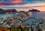 Erkunden Sie die malerische Küstenstadt Ålesund.