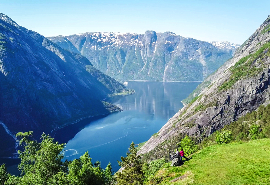 Genießen Sie am Reisetermin 15.09.25 die fantastische Aussicht auf den Eidfjord.