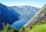 Genießen Sie am Reisetermin 15.09.25 die fantastische Aussicht auf den Eidfjord.