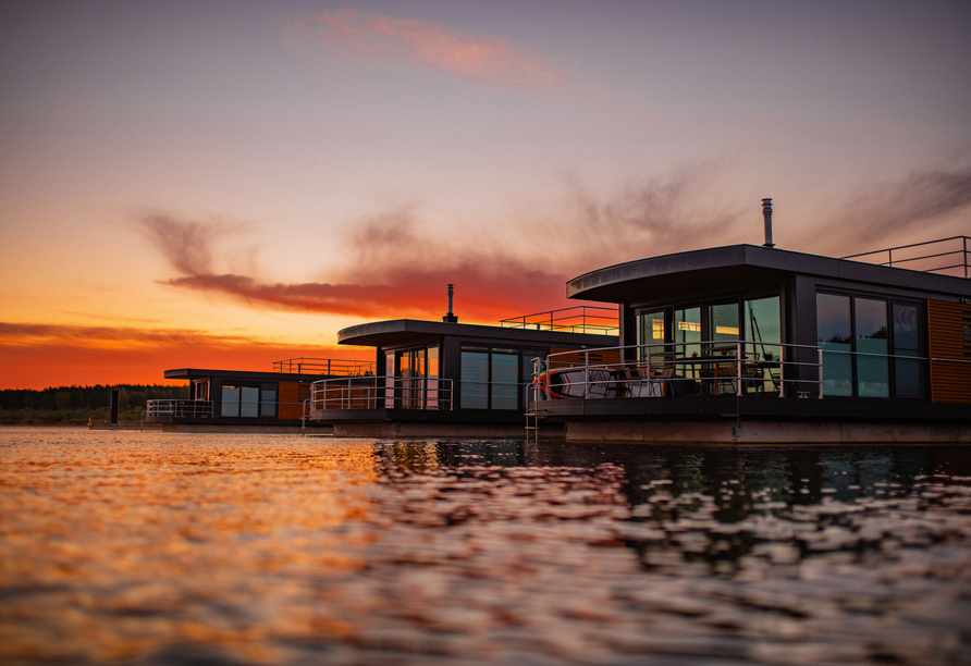 Genießen Sie vom Hausboot aus romantische Sonnenuntergänge.