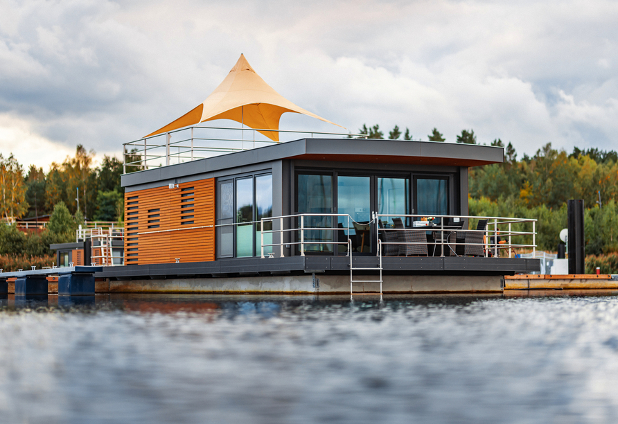 Willkommen in Ihrem schwimmenden Ferienhaus (Beispiel für ein Hausboot).