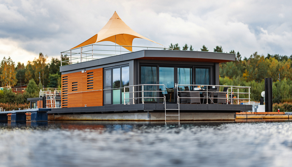 Willkommen in Ihrem schwimmenden Ferienhaus (Beispiel für ein Hausboot).