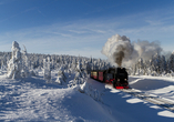 Auch im Winter ist die Brockenbahn unterwegs und führt ihre Gäste durch die verschneite Landschaft.