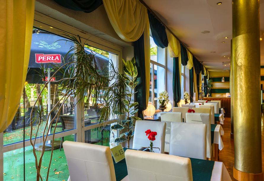 Das Restaurant mit Blick auf die Terrasse des Hotels Kurhaus Kaja