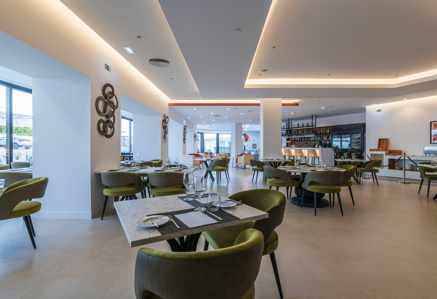 Im Restaurant des Hotels erwarten Sie genussvolle Momente in modernem Ambiente und entspannter Atmosphäre.