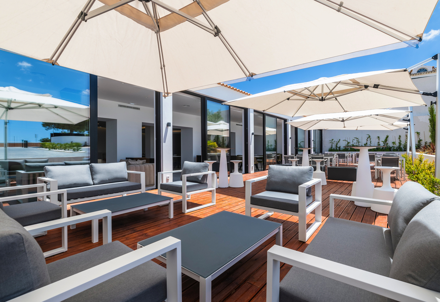 Die Hotelterrasse bietet den perfekten Rahmen für entspannte Stunden unter freiem Himmel.