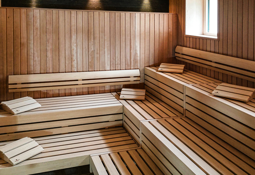 Unterstützen Sie Ihre Gesundheit mit ein paar Saunagängen – zum Beispiel in der großen Finnischen Sauna Ihres Hotels.