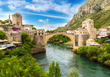 Die alte Bogenbrücke Stari Most ist das bekannteste Wahrzeichen der Stadt Mostar in Bosnien & Herzegowina.