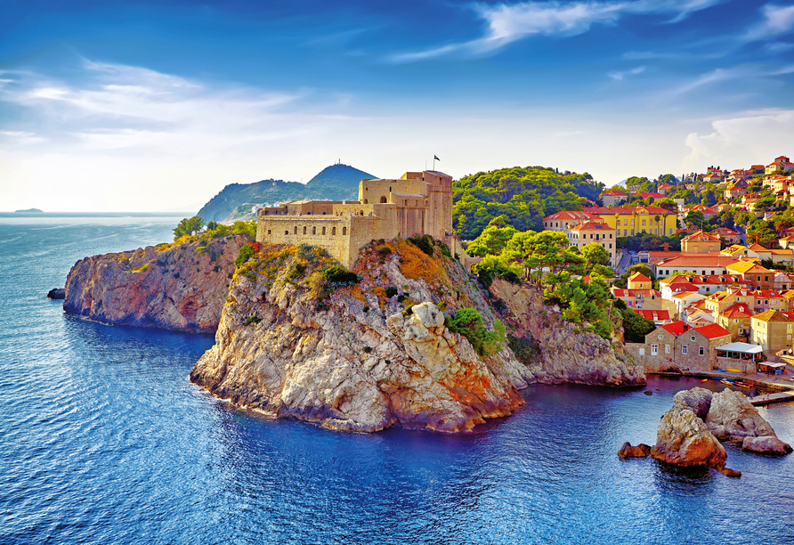 Die Stadt Dubrovnik mit ihrer prachtvollen Festung liegt malerisch direkt an der Adria.