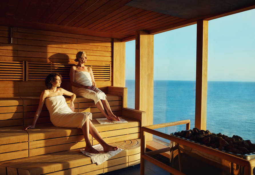 Entspannen Sie in der Panorama-Sauna an Bord. 