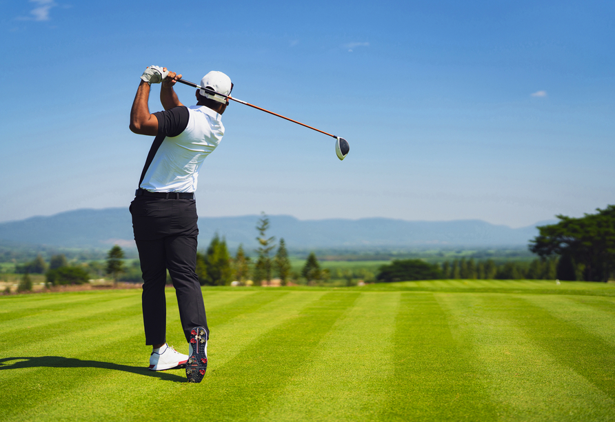 Zeigen Sie Ihr Können bei einer Runde Golf.