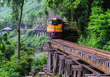 Eine Bahnfahrt mit der berühmten Thailand-Burma-Eisenbahnlinie ist inklusive.