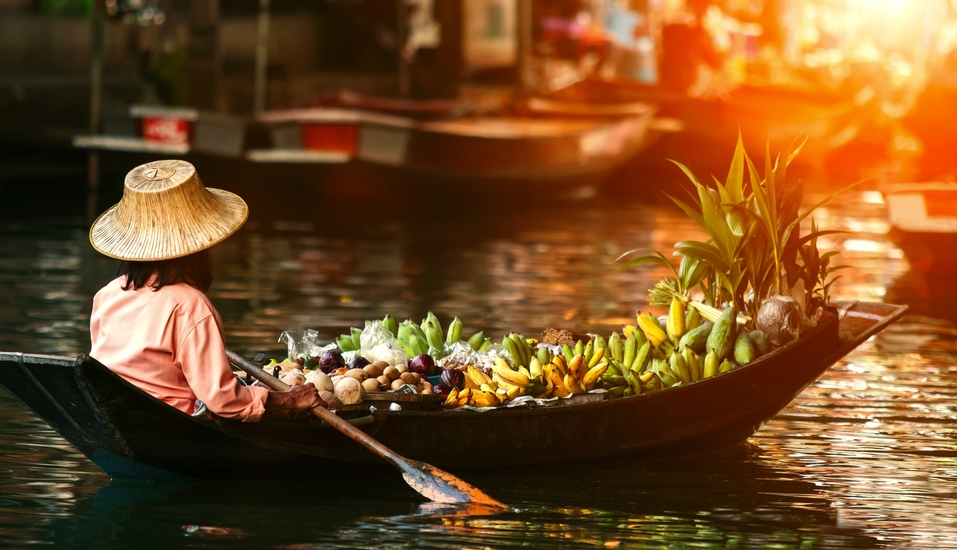 Typisch thailändische schwimmende Märkte voll frischem Obst