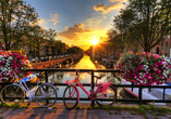 Erleben Sie die Schönheit Amsterdams auf Ihrem Fahrrad.