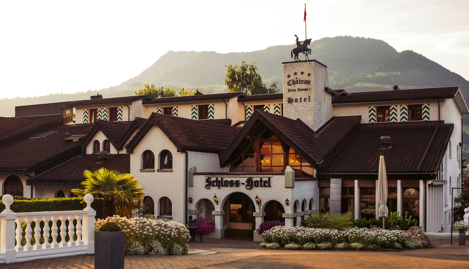 Das Romantik Schloss-Hotel Swiss-Chalet erwartet Sie in Merlischachen.
