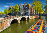 Eine Grachtenfahrt durch die Kanäle Amsterdams ist besonders lohnenswert.