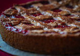 Lassen Sie sich ein Stück Linzer Torte schmecken.