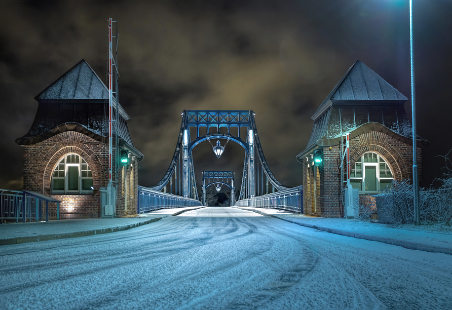 Die Kaiser-Wilhelm-Brücke ist auch in winterlicher Beleuchtung sehenswert. 