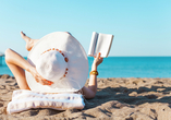 Machen Sie es sich am Strand mit einem Buch gemütlich und vergessen Sie die Zeit.
