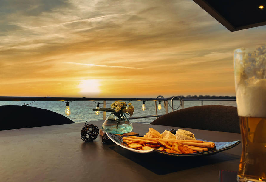 Verbringen Sie romantische Abendstunden auf dem Hausboot.