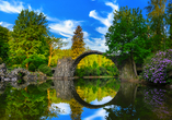 Besuchen Sie die beeindruckende Rakotzbrücke im Azaleen- und Rhododendronpark Kromlau.