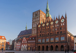 Das Rathaus von Stralsund ist ein Meisterwerk der norddeutschen Backsteinarchitektur.