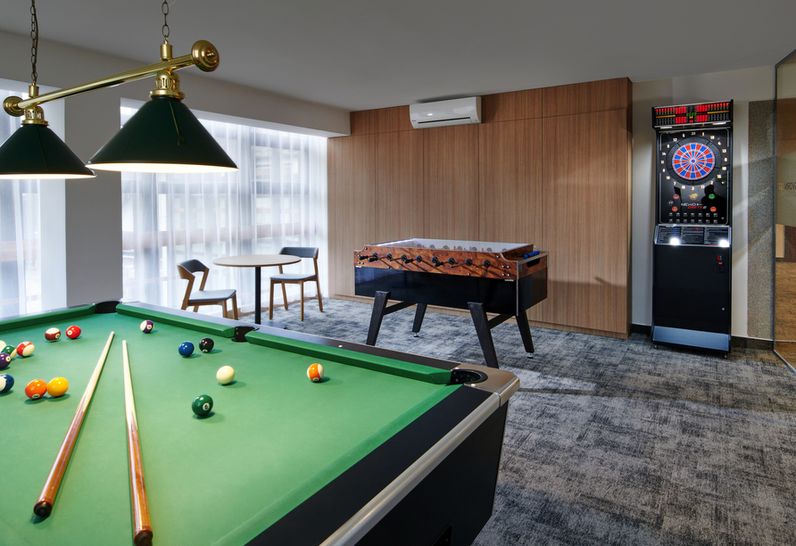 Fordern Sie andere Hotelgäste beim Billard, Kicker oder Darts heraus.