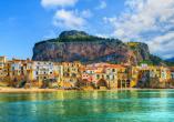 Sizilien bietet viele schöne Ausflugsziele, wir hier Cefalù in der Nähe von Palermo.